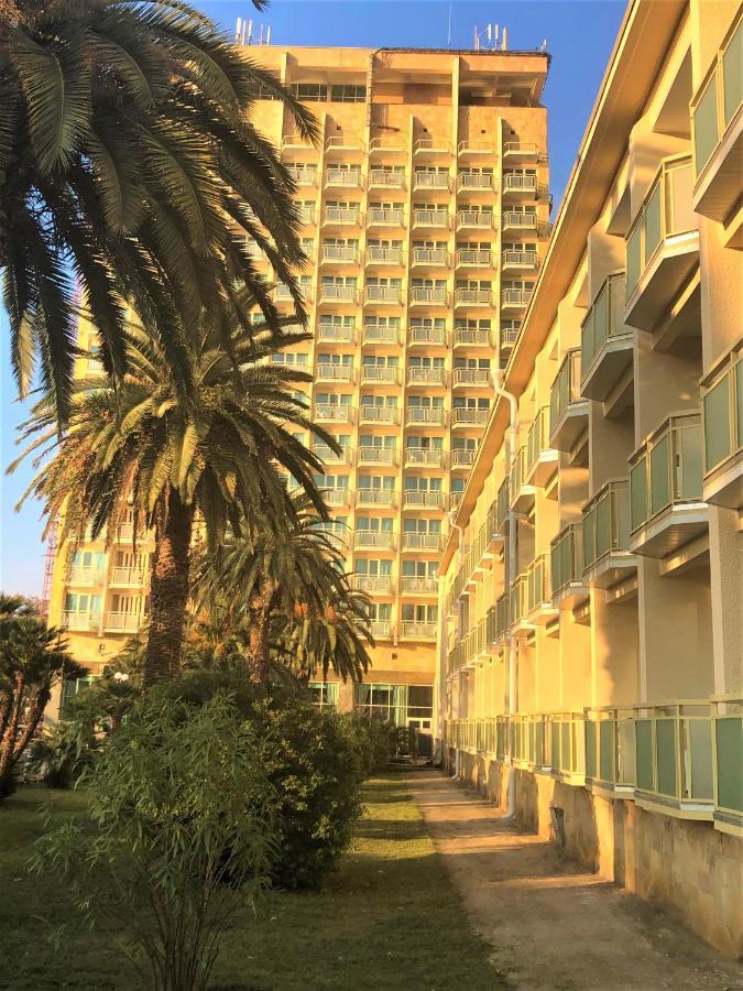 Amza Park Hotel Gagry Eksteriør bilde
